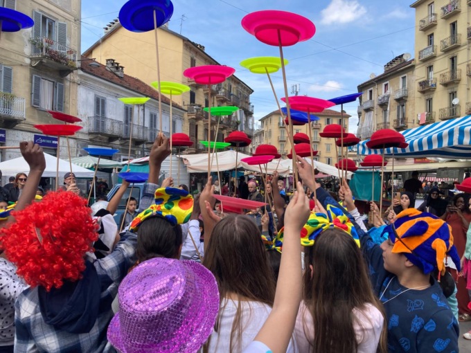 Parata e flash mob di 100 bambini delle scuole primarie tra i banchi del mercato di piazza Foroni