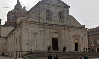 Derubano la vittima minacciandola con un coltello, ma vengono identificati e arrestati poco dopo