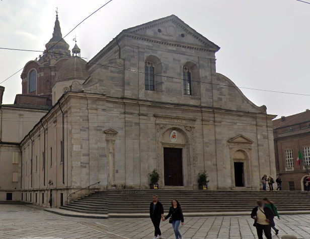 Derubano la vittima minacciandola con un coltello, ma vengono identificati e arrestati poco dopo