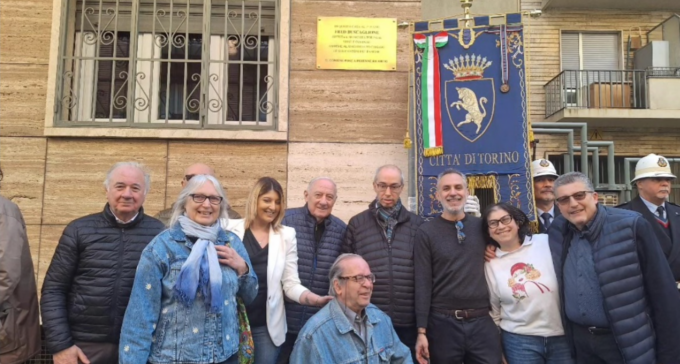 Torino omaggia Fred Buscaglione: una targa in via Bava ricorda il mito dello swing