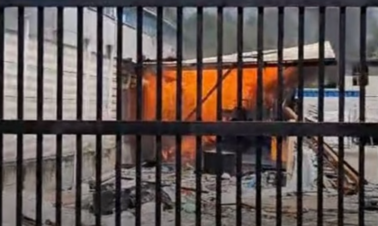 Settimo Torinese, una sigaretta scatena incendio e fa emergere uno stoccaggio illegale