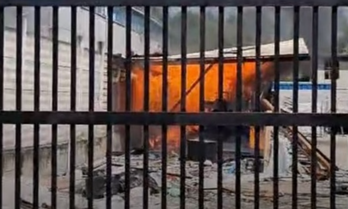 Settimo Torinese, una sigaretta scatena incendio e fa emergere uno stoccaggio illegale