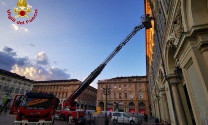Calcinacci su piazza San Carlo: sul posto i vigili del fuoco
