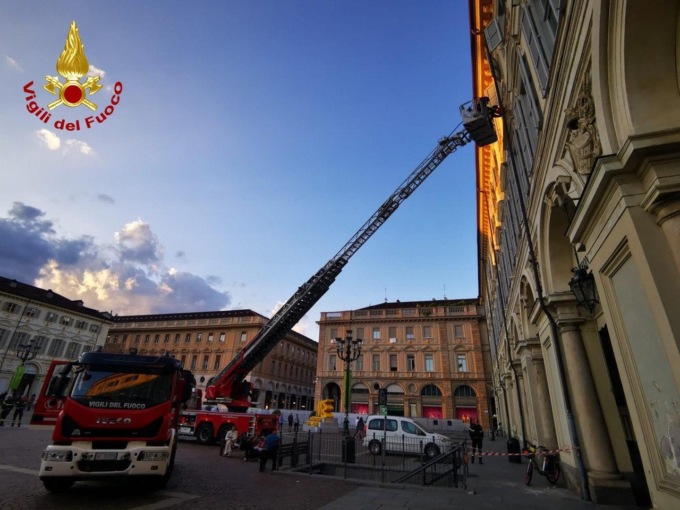 Calcinacci su piazza San Carlo: sul posto i vigili del fuoco
