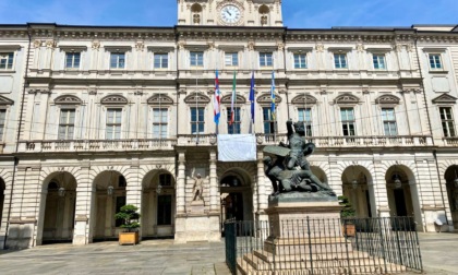 Un sudario per Gaza a Palazzo Civico: un flashmob silenzioso per far riflettere
