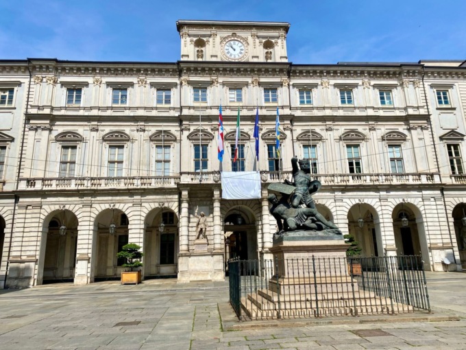 Un sudario per Gaza a Palazzo Civico: un flashmob silenzioso per far riflettere