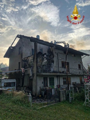 Salbertrand, a fuoco un tetto e una mansarda di una casa