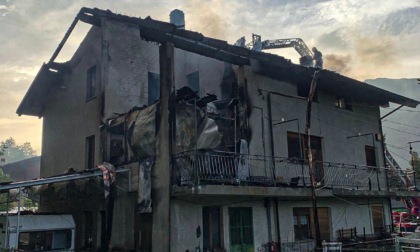 Salbertrand, a fuoco un tetto e una mansarda di una casa