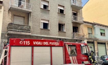 Incendio in un palazzo in via Crevacuore a Torino