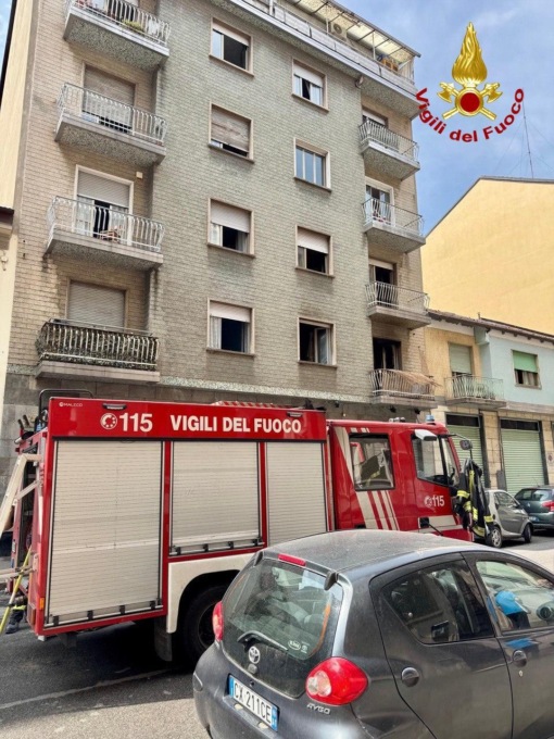 Incendio in un palazzo in via Crevacuore a Torino