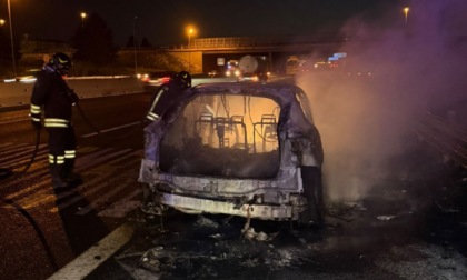 Auto in fiamme in tangenziale a Grugliasco