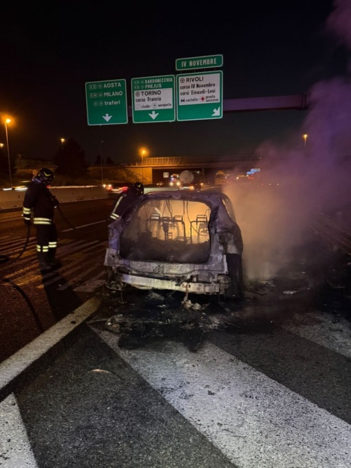 Auto in fiamme in tangenziale a Grugliasco