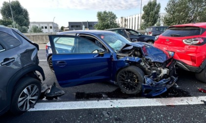 Scontro tra 3 auto all'interno dello svincolo della tangenziale in corso Regina