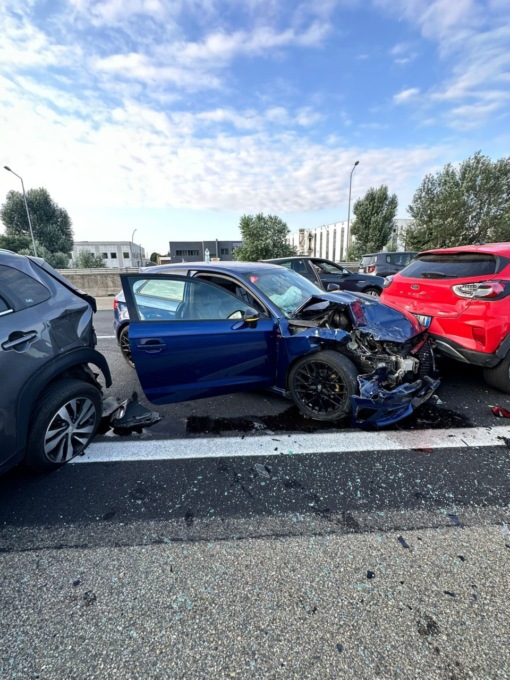 Scontro tra 3 auto all’interno dello svincolo della tangenziale in corso Regina