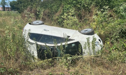 Corso Regina, auto ribaltata in tangenziale: un ferito