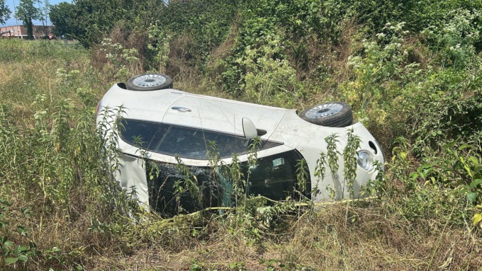 Corso Regina, auto ribaltata in tangenziale: un ferito