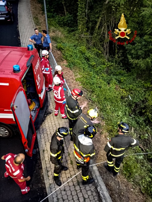 Baldissero Torinese, auto fuori strada in via Superga