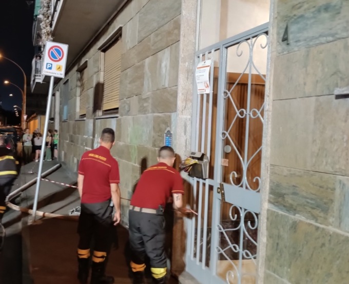 Forte vento a Nichelino, palo della luce cade a terra