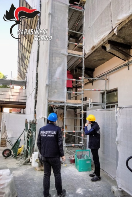 Raffica di controlli dei carabinieri in 24 aziende nel Torinese: sanzioni per 50mila euro