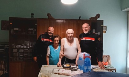 Frigo vuoto e qualche acciacco: i Carabinieri motociclisti in aiuto a una coppia di anziani