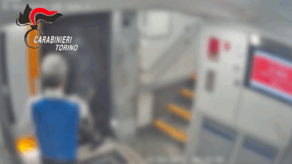 Aggrediscono un coetaneo sul treno e gli rompono una mano, individuati dalle telecamere