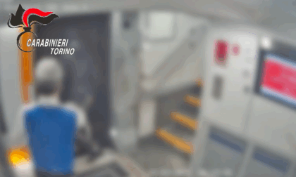 Aggrediscono un coetaneo sul treno e gli rompono una mano, individuati dalle telecamere