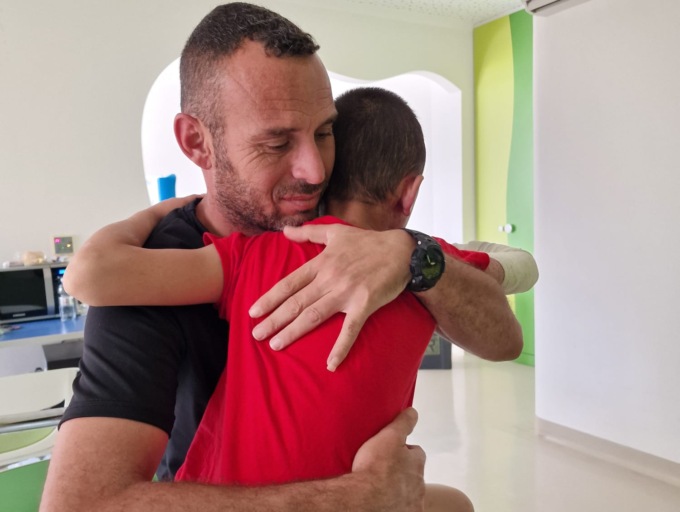 Bimbo colpito dall’esplosione di una bomba, alle Molinette di Torino gli salvano occhio e vista