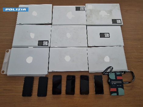Ruba 9 personal computer e 6 smartphone: 57enne arrestato