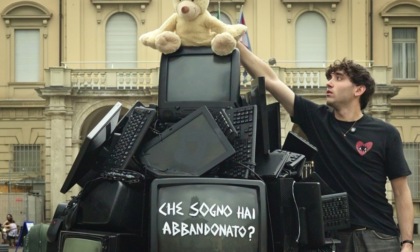 WASTED DREAM: l’infanzia rubata prende forma tra i rifiuti elettronici in piazza Bodoni a Torino
