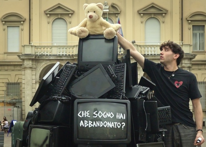 WASTED DREAM: l’infanzia rubata prende forma tra i rifiuti elettronici in piazza Bodoni a Torino