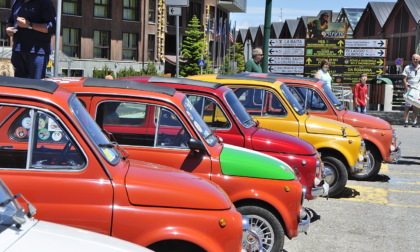 Raduno "Il cinquino nelle montagne olimpiche", le mitiche FIAT 500 salgono a Sestriere