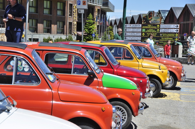 Raduno “Il cinquino nelle montagne olimpiche”, le mitiche FIAT 500 salgono a Sestriere
