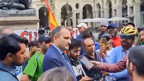 Torino, i rider protestano davanti al Comune: “Basta sfruttamento, vogliamo diritti”