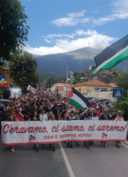 Scontri in Val Susa, No Tav occupano autostrada Torino-Bardonecchia
