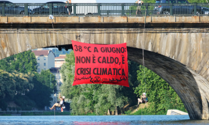 "Non è caldo, è crisi climatica": il maxi-striscione al ponte della Gran Madre