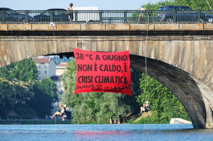 “Non è caldo, è crisi climatica”: il maxi-striscione al ponte della Gran Madre