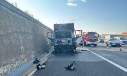 Furgone in fiamme in tangenziale ad Orbassano