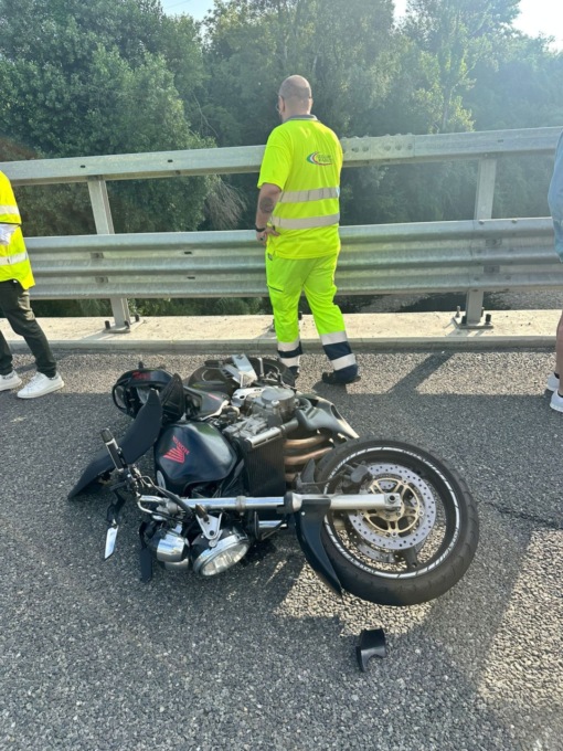 Incidente a Stupinigi: motociclista perde il controllo della moto e cade a terra