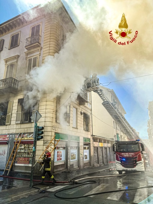 Incendio in un palazzo di corso Giulio Cesare