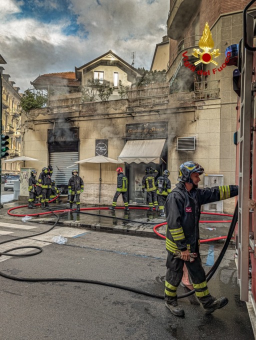Incendio in una gelateria in via Principi d’Acaja a Torino