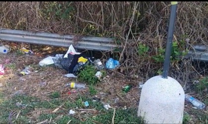 Nichelino, il parcheggio vicino al centro commerciale è (di nuovo) una discarica