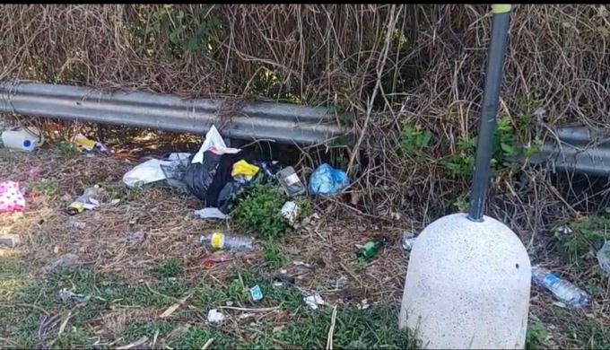 Nichelino, il parcheggio vicino al centro commerciale è (di nuovo) una discarica