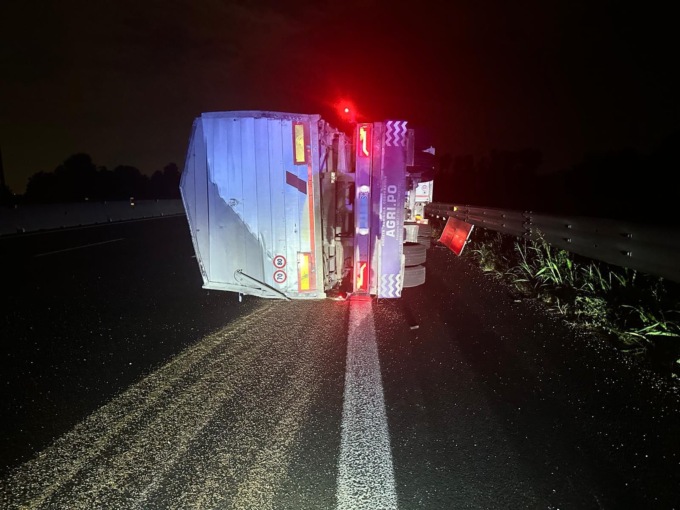 Incidente in tangenziale, autotreno perde il controllo e si ribalta perdendo carico di grano