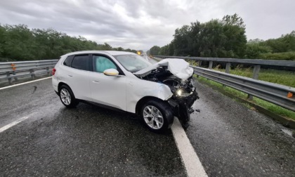 San Giorgio, auto sbatte contro un guardrail in A5