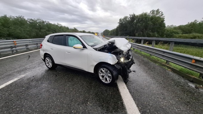San Giorgio, auto sbatte contro un guardrail in A5