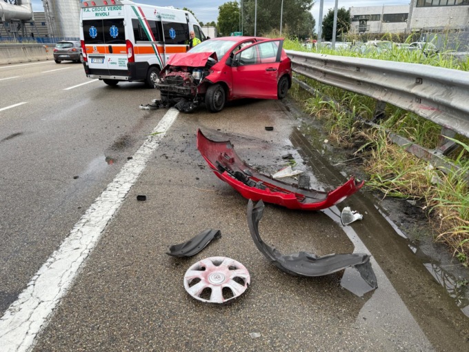 Incidente nello svincolo di corso Regina Margherita, coinvolta una sola auto