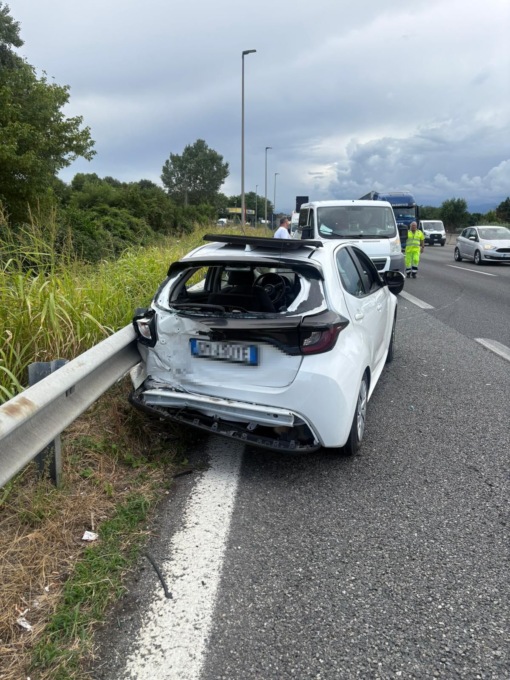 Caselle, scontro tra due auto in tangenziale: un ferito