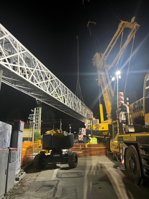 Installata la nuova passerella pedonale in via Mazzè a Chivasso