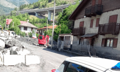 Il fiume esonda e una marea di fango invade la strada, a Bardonecchia la polizia salva alcuni cittadini sorpresi dall'acqua