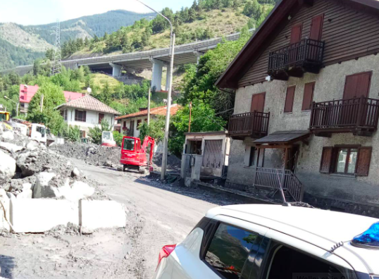 Il fiume esonda e una marea di fango invade la strada, a Bardonecchia la polizia salva alcuni cittadini sorpresi dall’acqua